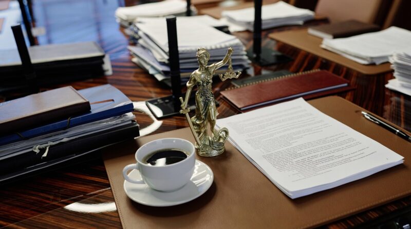 Biurko z dokumentami i symbolem sprawiedliwości