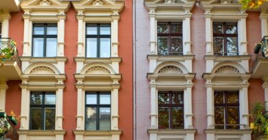 Widok na okna w odnowionej kamienicy