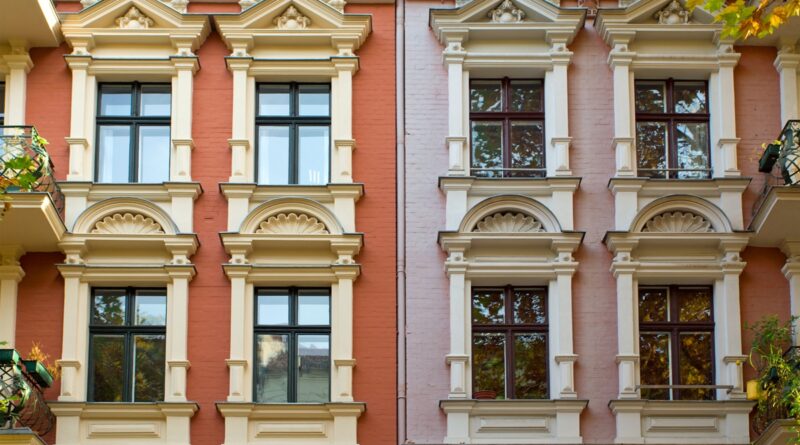 Widok na okna w odnowionej kamienicy